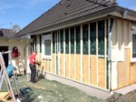 Einbringen umweltfreundlcher Holzfaserdämmmatten